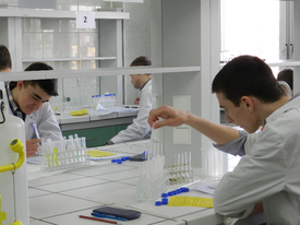 Uczestnicy II etapu 60 Olimpiady Chemicznej w okręgu białostockim w czasie wykonywania części laboratoryjnej